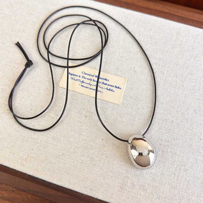 Vintage Metal Oval Pendant Necklace for Women Simple Black Rope Long Adjustable Sweater Chain Jewelry Accories GiftsXJ251024