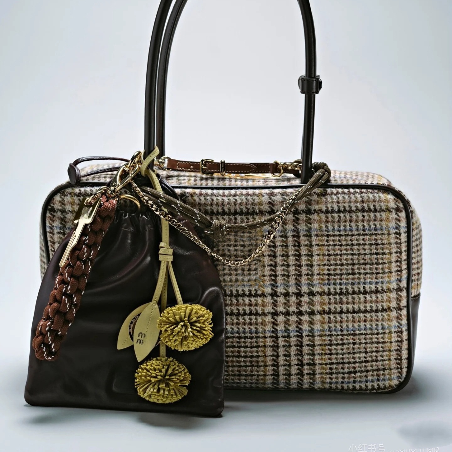 Fall Winter New Strawberry Braided Rope Knot Bag Charms Leather Suede Hydrangea Pendant Keychain Premium Womens Color Blocked Fashionable Charm