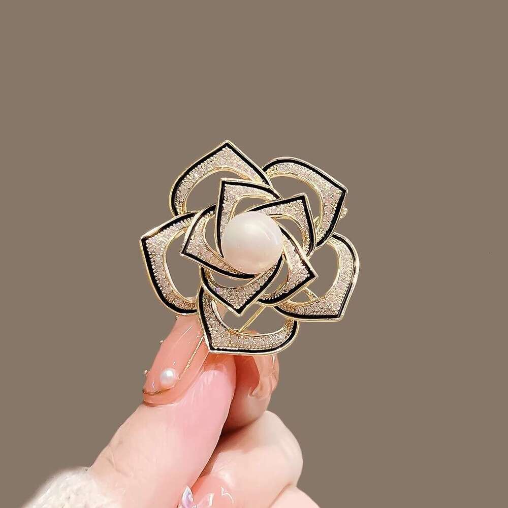 Brooch Designer luxury brooches Hollow Camellia Zircon inlay for Women men unique Elegant Jewelry formal event alloy plated 18K gold silver Festival g