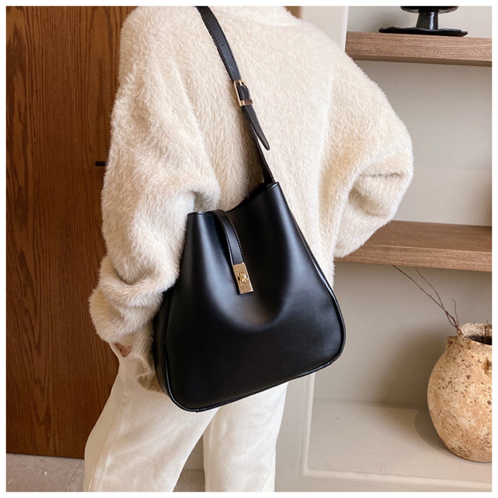 Retro Style Womens Leather Shoulder Bag - Luxury Designer Handbag for Winter