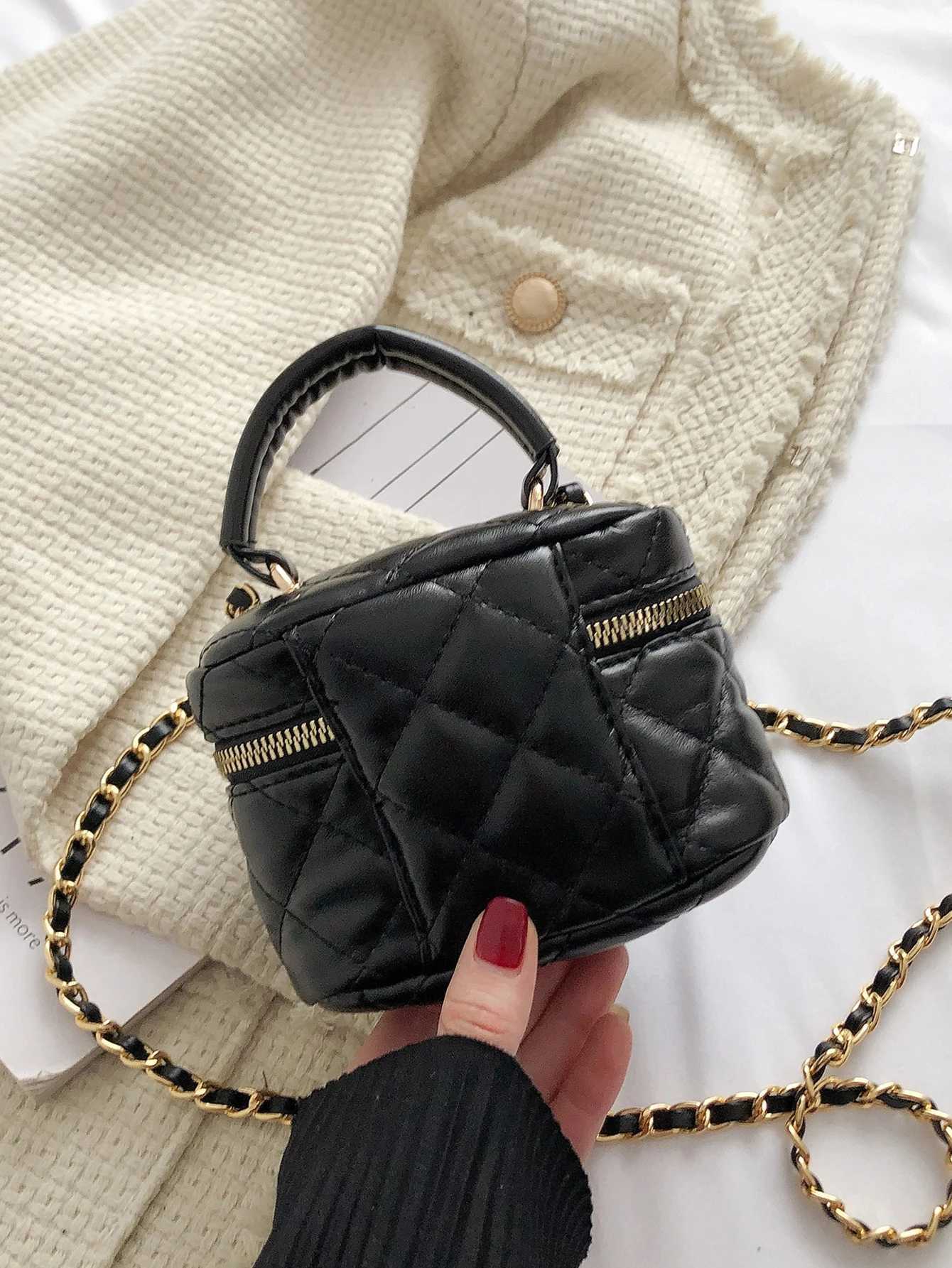 Diamd Quilted Leather Bucket Bag with Gold Chain Shoder Strap and Golden Zipper Details MtiColor Ripped Edge Vintage Styl Y251022
