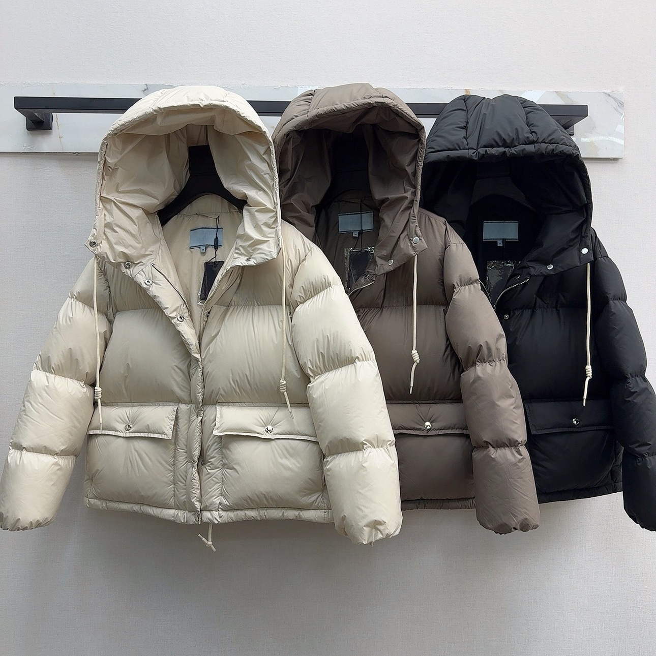 The latest women's hooded short down jacket for autumn and winter