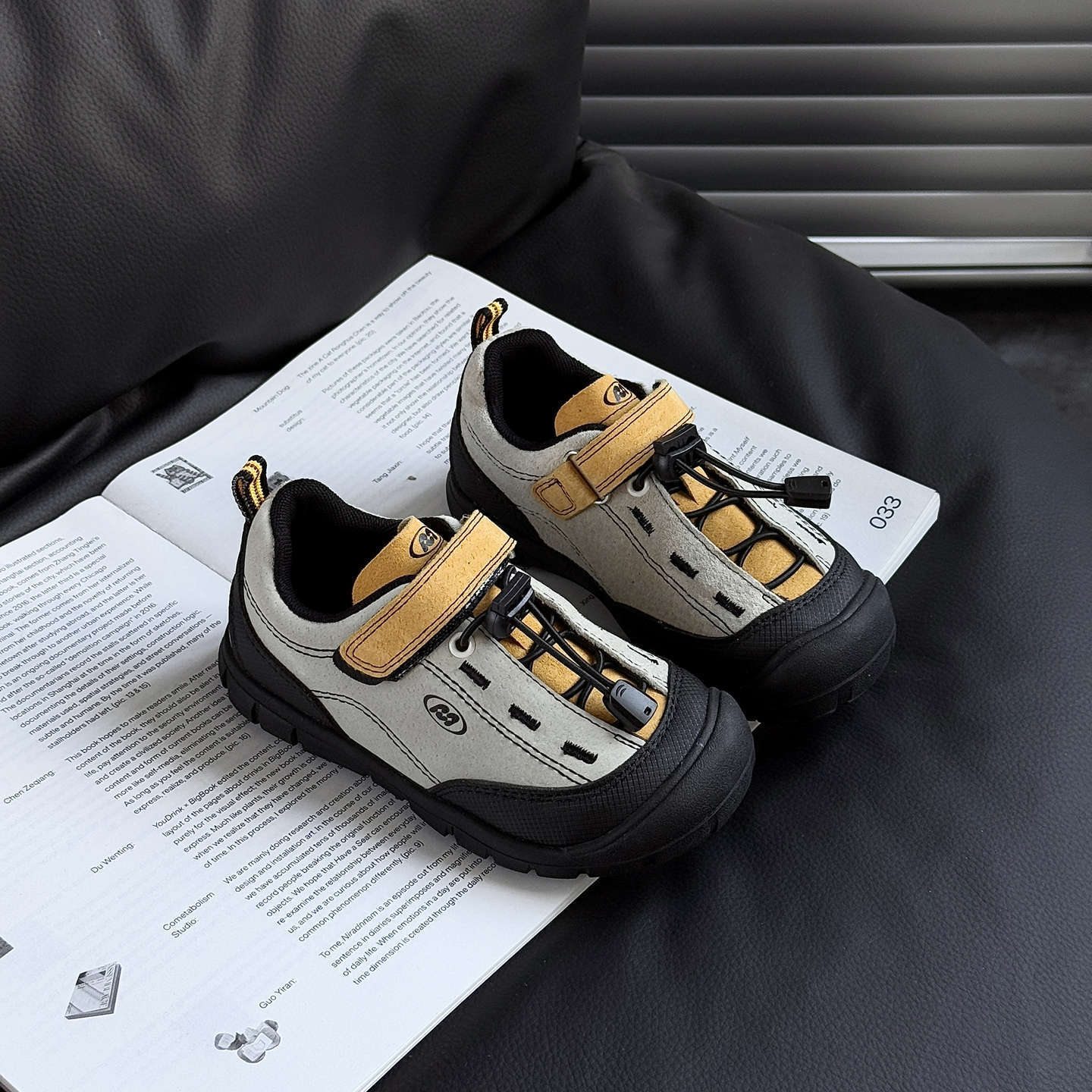Luminous shoe Velcro outdoor autumn new fashion trend shoes, children's mountain rubber soled hiking shoes, casual children's shoes