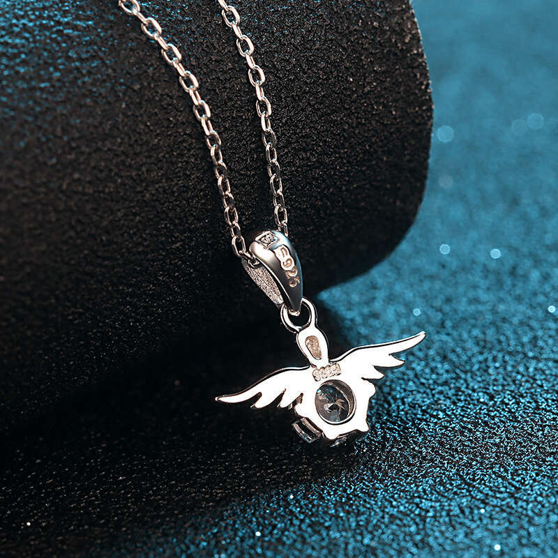 DHCollections-- S Sier Angel Necklace for Women Plated PT950 Inlaid with Moissanite Simulated Pendant Fashion Clavicle Chain