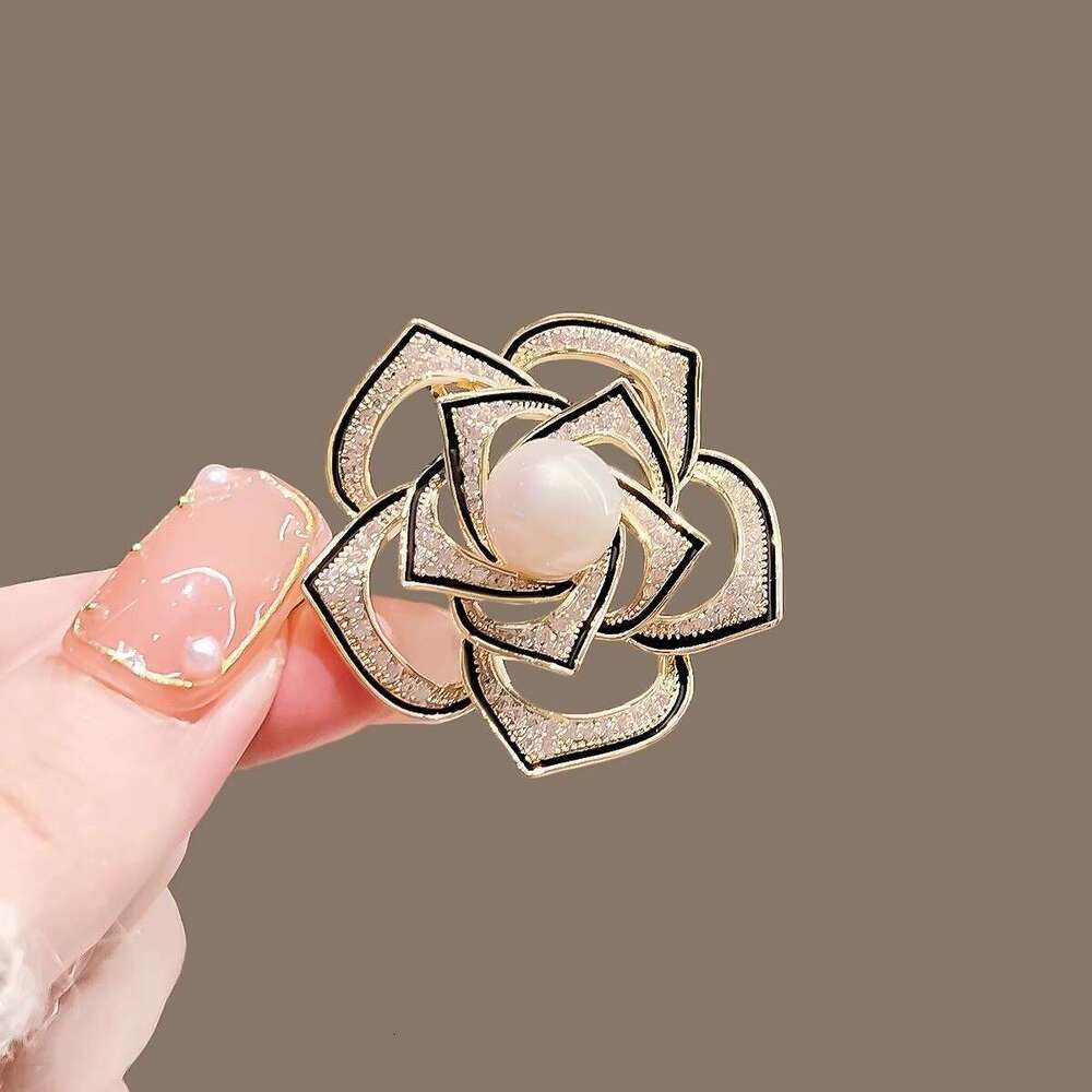 Brooch Designer luxury brooches Hollow Camellia Zircon inlay for Women men unique Elegant Jewelry formal event alloy plated 18K gold silver Festival g