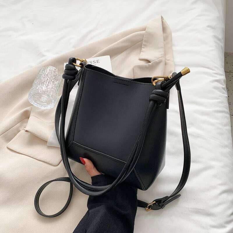 New Fashion Large Capacity Simple One Shoulder Crossbody Retro Texture Bucket Bag