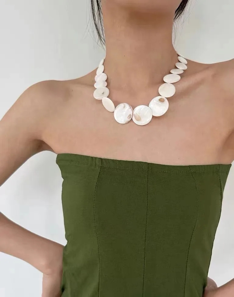 Vintage Natural Shell Choker Round Necklace for Women Girls Bohemia Summer Travel Handmade Holiday Jewelry Accessories 251016