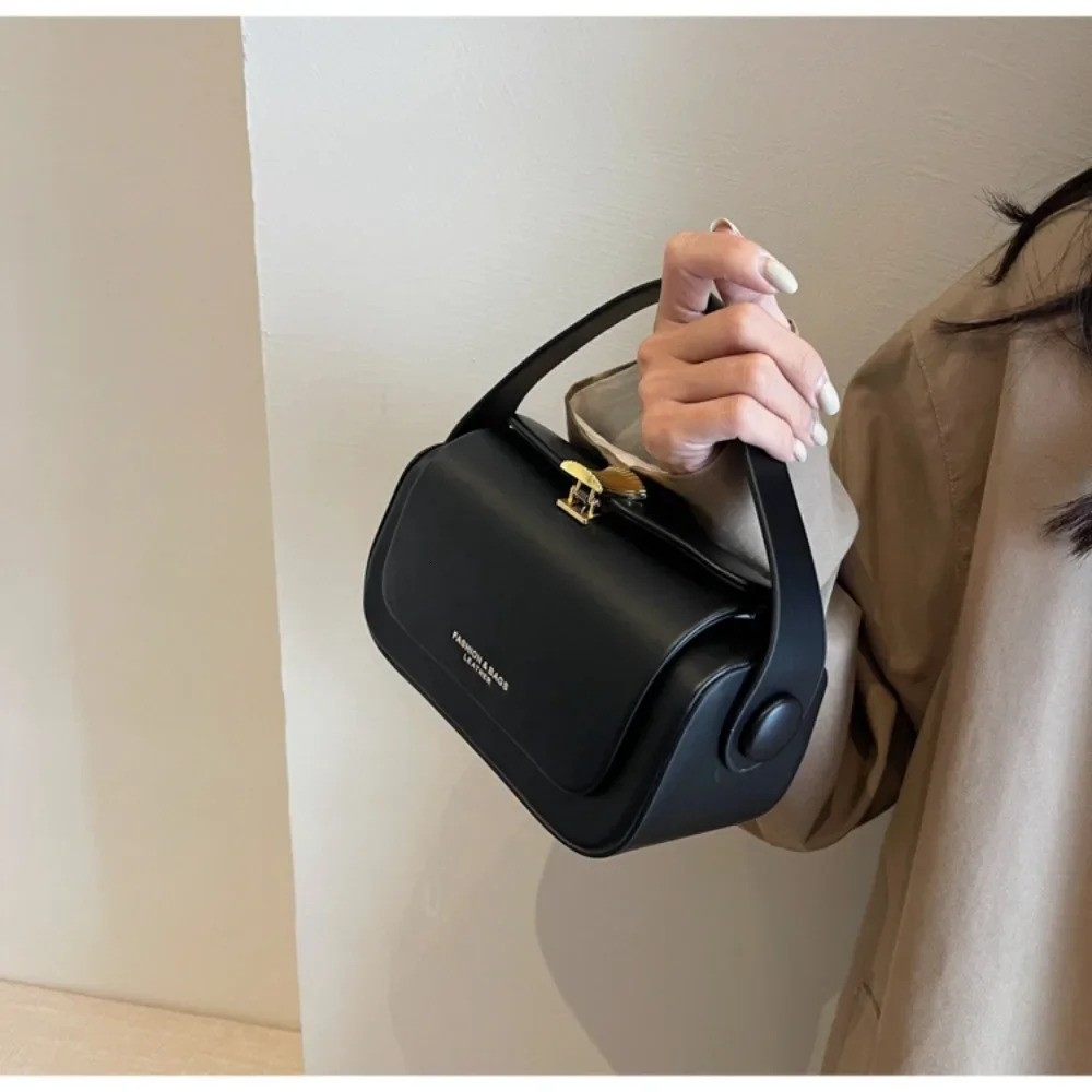 Classic Black Shoulder Bag Womens Versatile Retro Crossbody Square Bags 2024 Large Capacity Textured Leather Flap Handbags 251023