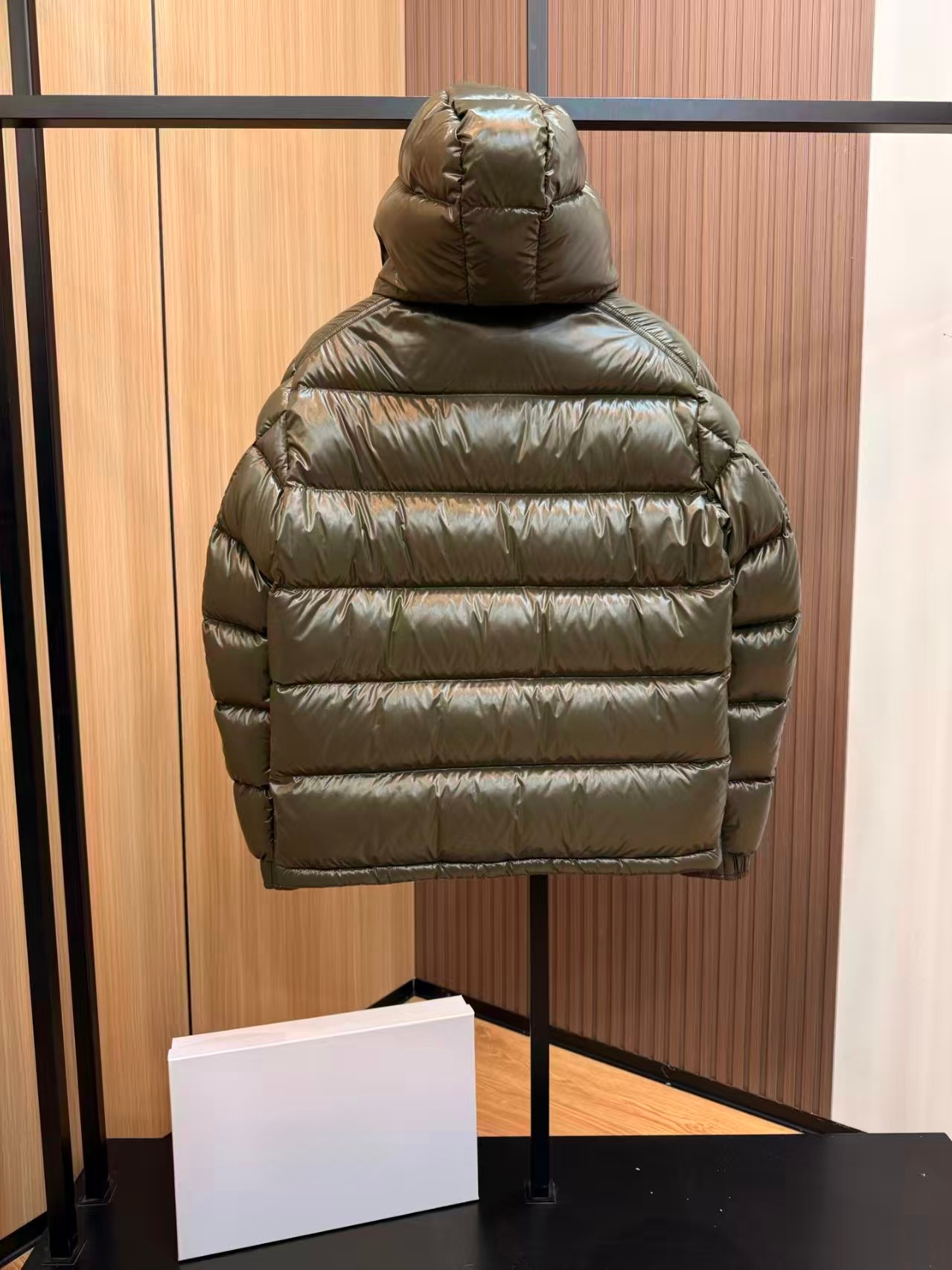 Chic Unisex Cold Weather Vest: Contemporary Down Jacket Fit For All Seasons