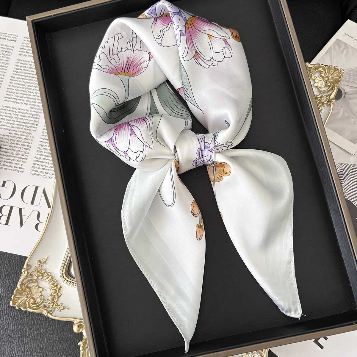 2025 New Luxury Fashion Print 7070cm Square Scarf Wen Soft Satin Haiand Neckerchief Tie Fem band Foard Bag Ribbon Y251024