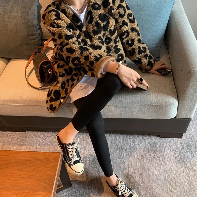 Vintage Leopard Print Winter Warm Coats Female Fashion Lightweight Lamb Wool Jacket Women Casual Loose Plush Short Outerwear 251021