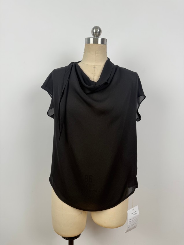 Simple, sophisticated, and elegant silk short-sleeve top Effortlessly chic with an innate sense of high-end beauty JYS37053