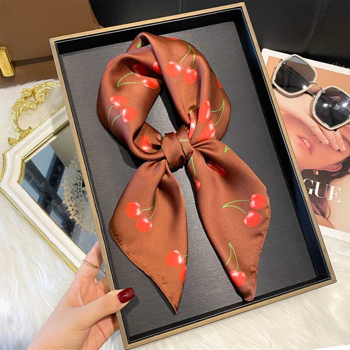 Luxury Print Satin Silk Square Scarf for Wen Shl Hijab Neckerchief Fem ry Hair Ribbon band Fashion Wr Bandana Y251024