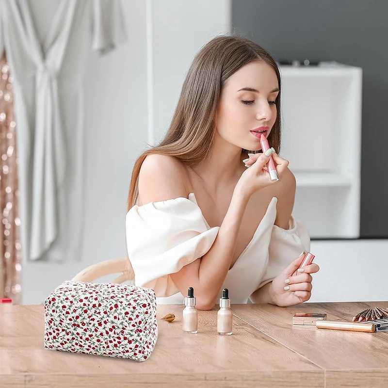 New Style Small Fresh Floral Cosmetic Bag Zipper Skin Care Product Storage Multifunctional Portable Large Capacity Toiletry BagT251024