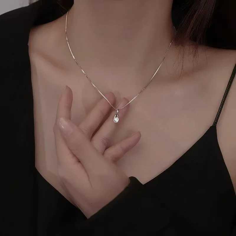 New 925 Sterling Silver Zircon Water Droplet Necklace With Shimmering Geometric Collaone Chain For Womens Minimalist JewelryXJ251024