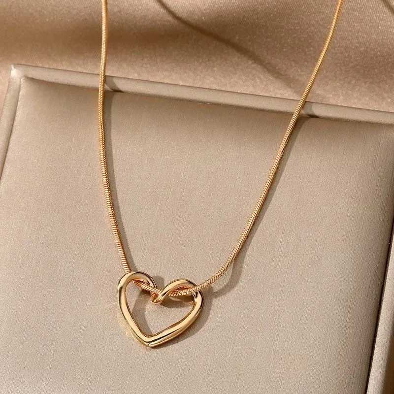New Simple Hollow Heart Pendant Necklace for Women Fashion Creative Geometric Clavicle Chain Necklaces Party Jewelry GiftXJ251024