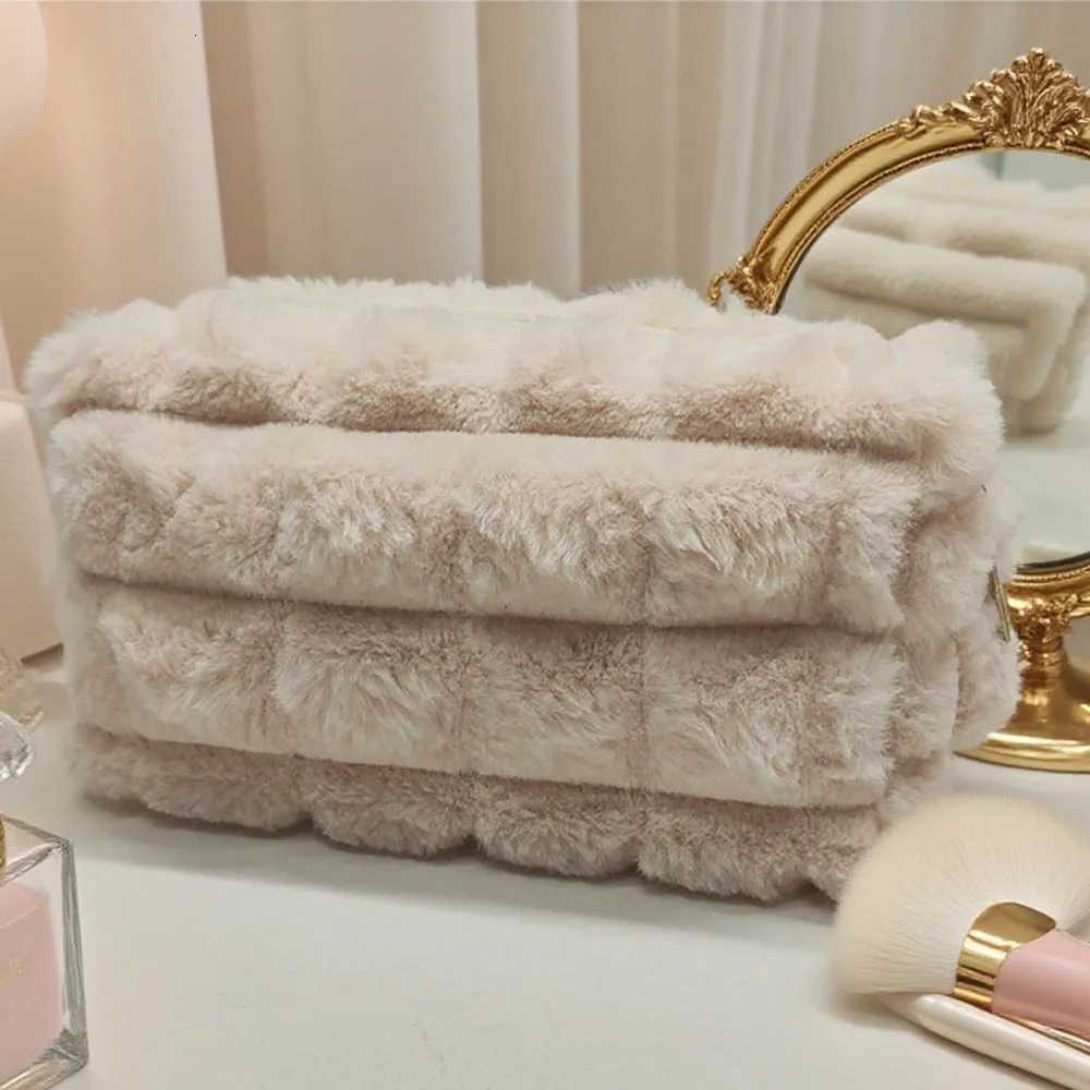 Women Plush Makeup Bag Travel Cosmetic Lipstick Brush Storage Bag Zipper Large Solid Color Toiletry Bag Make Up Washing PouchT251024