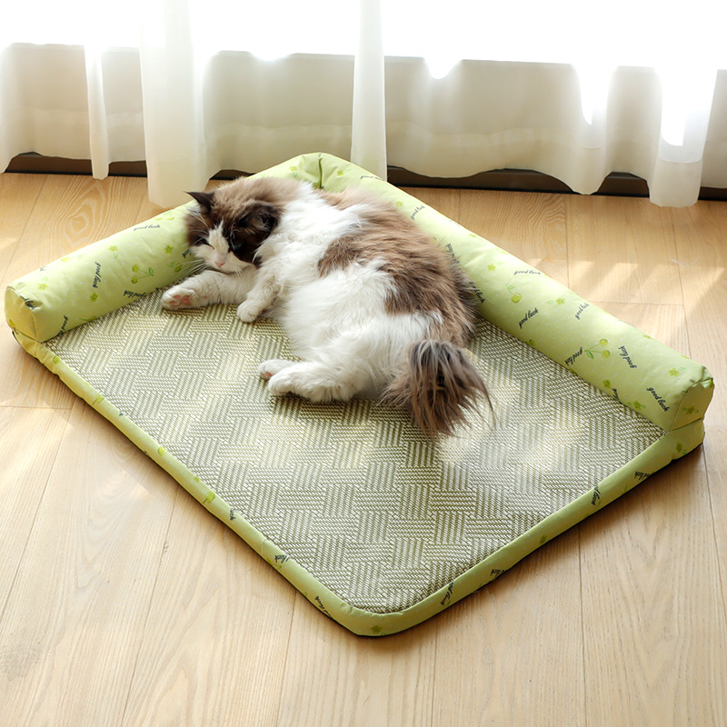 Green Rattan Weave Mat Cat Bed & Pad, it is comfortable and scratch-resistant, also suitable as a dog bed. Product range: small/medium cat beds.