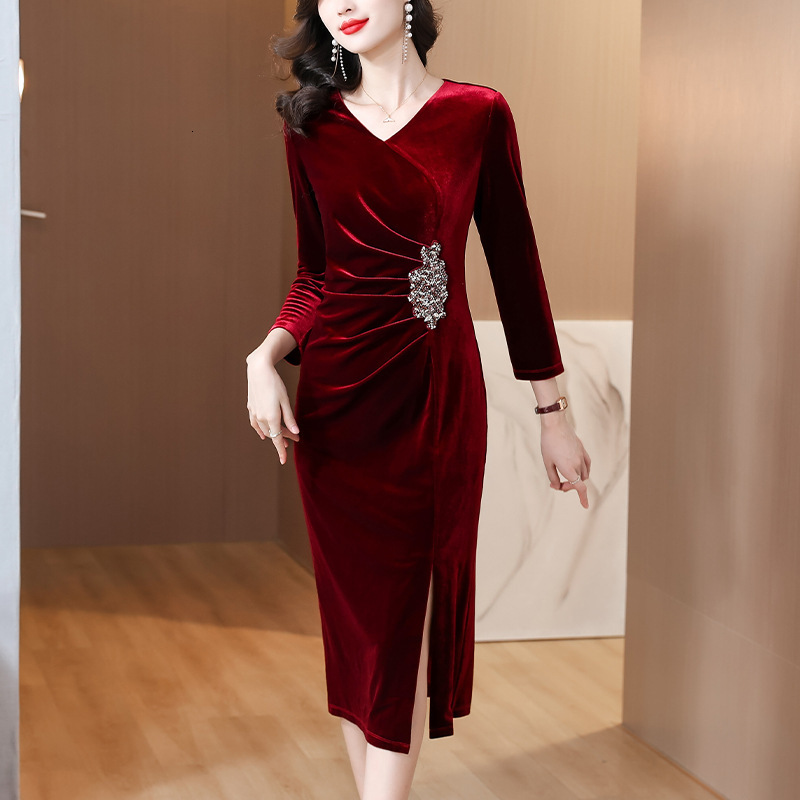 Retro designer velvet women's dress autumn and winter new high-end elegant pleated split bead dress