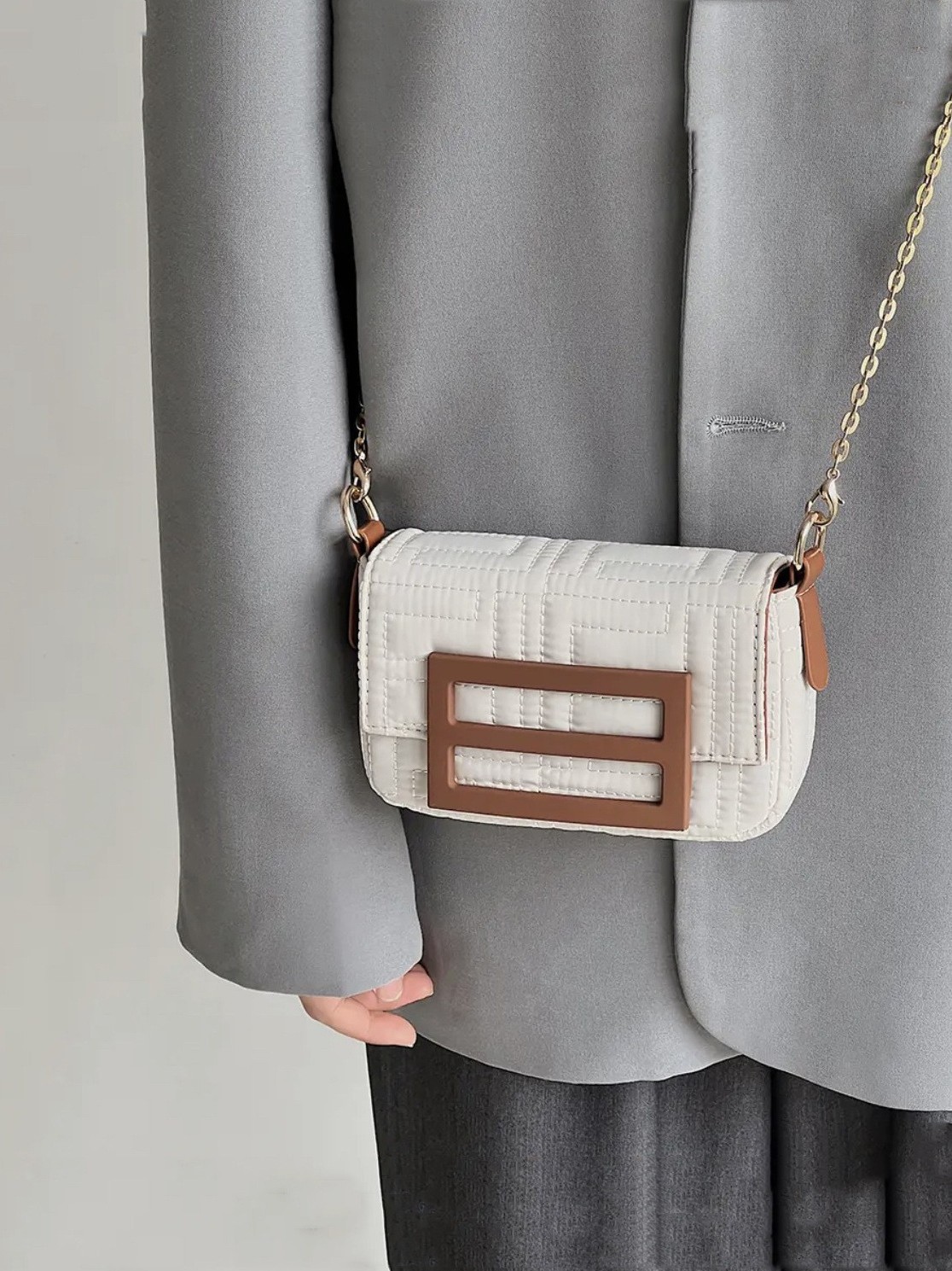 2025 new Small and exquisite mobile phone bag chain mini bag woven bag high-end underarm bag single-shoulder crossbody small square bag