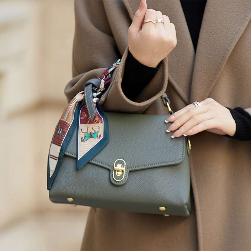 The 2025 New Stylish Versatile Top-Layer Cowhide Handbag Women Exudes A Sense Of , Perfect For Meeting Friends And Everyday Outings.
