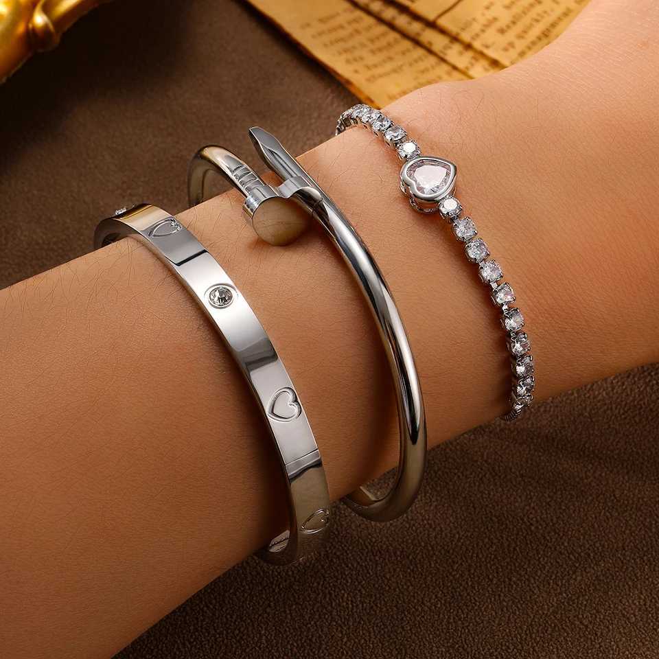 Retro Luxury Heartshaped Stainless Steel Bracelet Set Is Suitable For Daily Banquets Parties Travel Summer Pairing With Jewel entry luxW251024