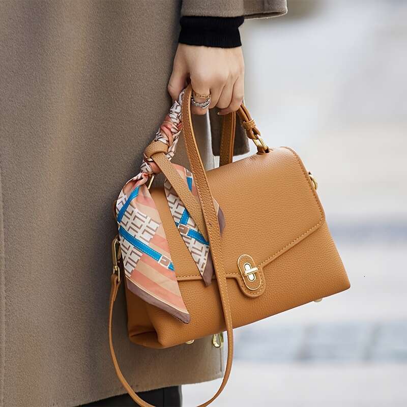 The 2025 New Stylish Versatile Top-Layer Cowhide Handbag Women Exudes A Sense Of , Perfect For Meeting Friends And Everyday Outings.