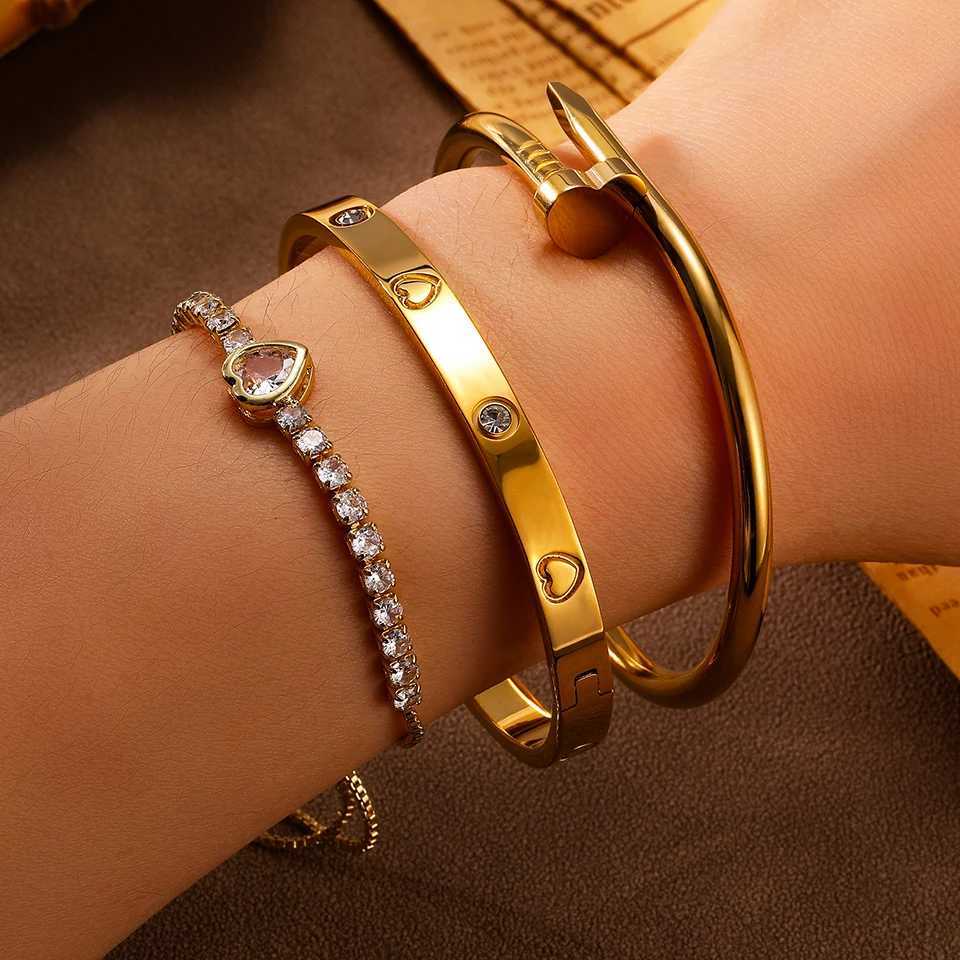 Retro Luxury Heartshaped Stainless Steel Bracelet Set Is Suitable For Daily Banquets Parties Travel Summer Pairing With Jewel entry luxW251024