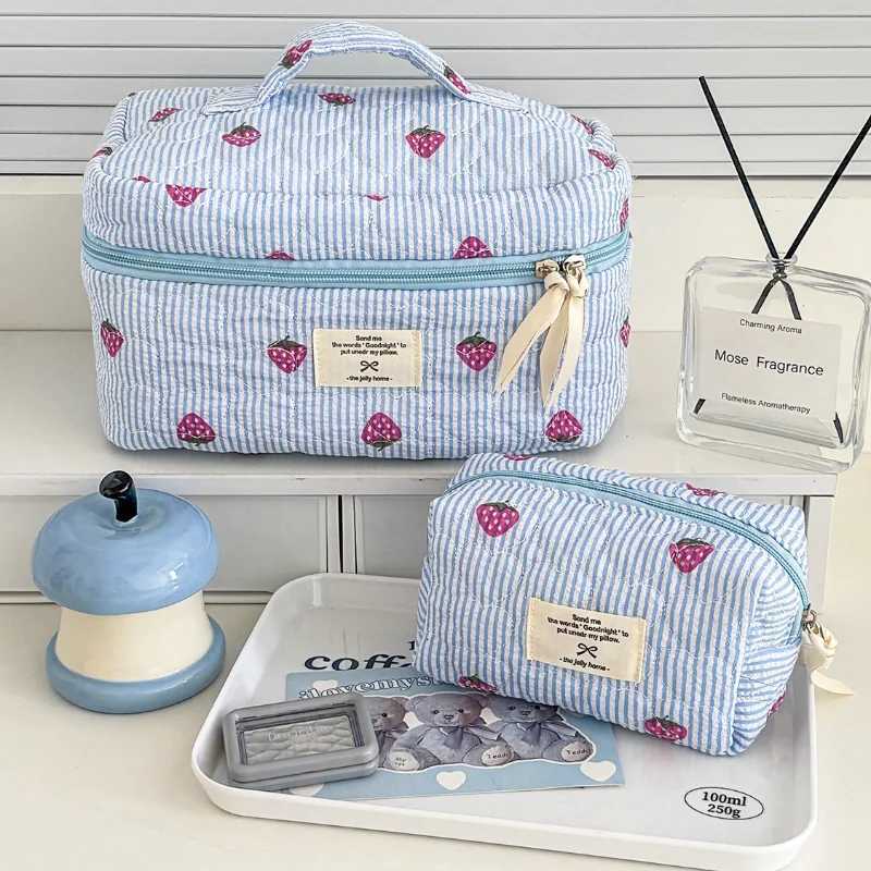 Cute Strawberry Womens Stripe Cosmetic Bags Travel Portable Ladies Clutch Purse Storage Bag Makeup Case Cosmetic OrganizerT251024