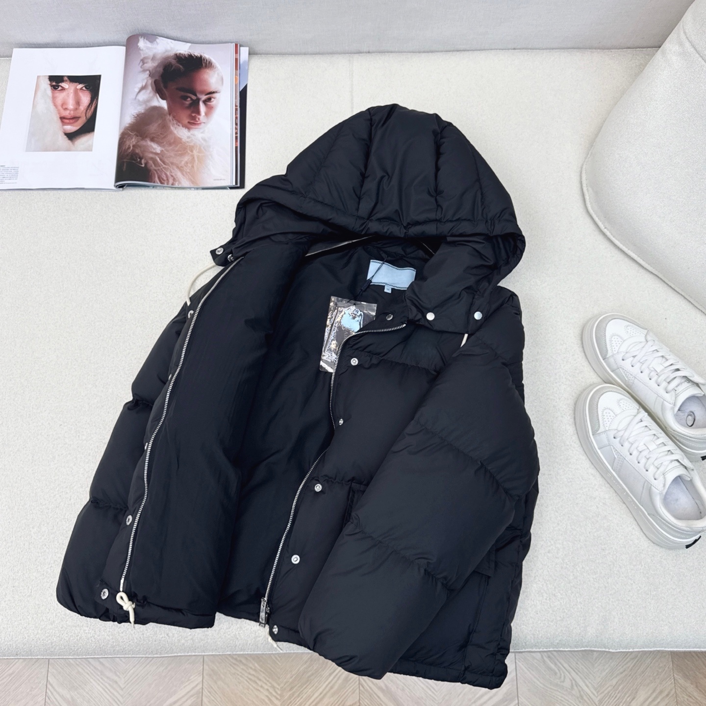 The latest women's hooded short down jacket for autumn and winter