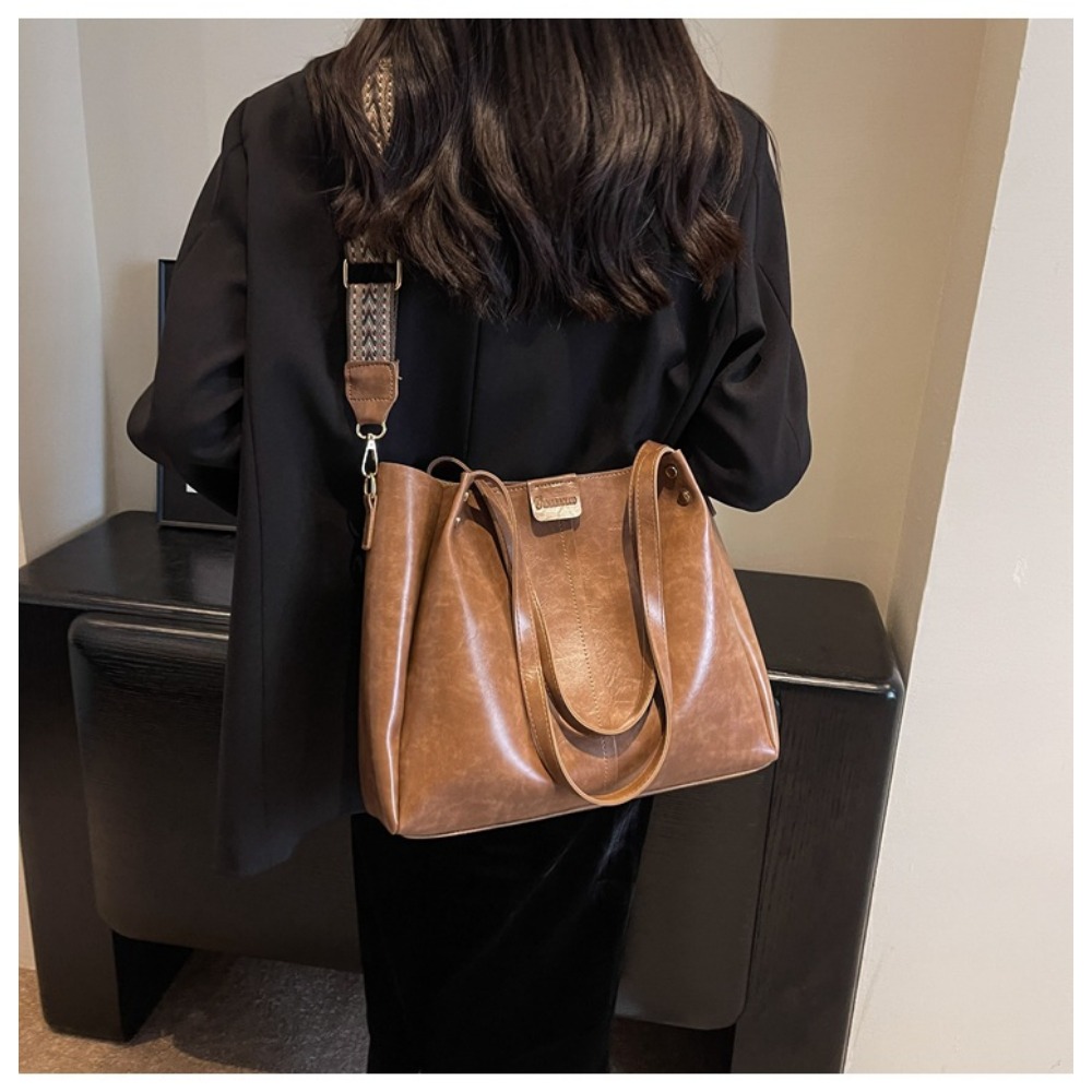 Fashionable Ladies' Oversize Fall-Winter Shoulder Pouch with Premium Build Quality