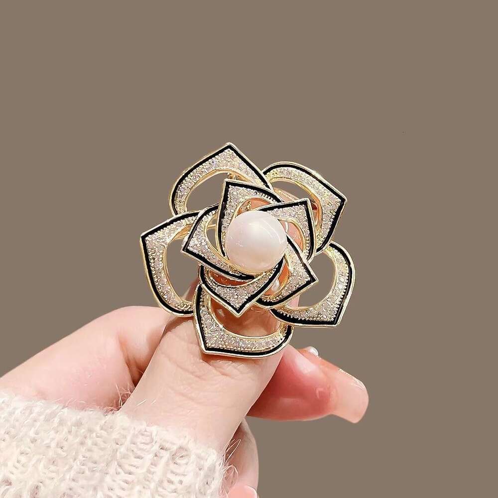 Brooch Designer luxury brooches Hollow Camellia Zircon inlay for Women men unique Elegant Jewelry formal event alloy plated 18K gold silver Festival g