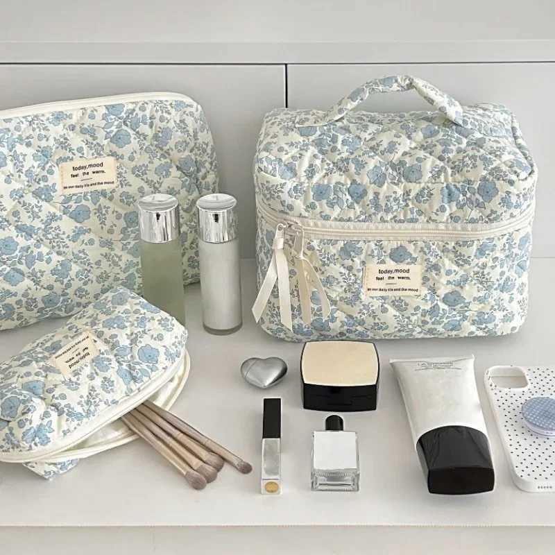 1pcs Cotton Blue Flower Women Cosmetic Bag Fabric Storage Bags Small Big Capacity Travel Organzier Pouch Women Makeup CaseT251024