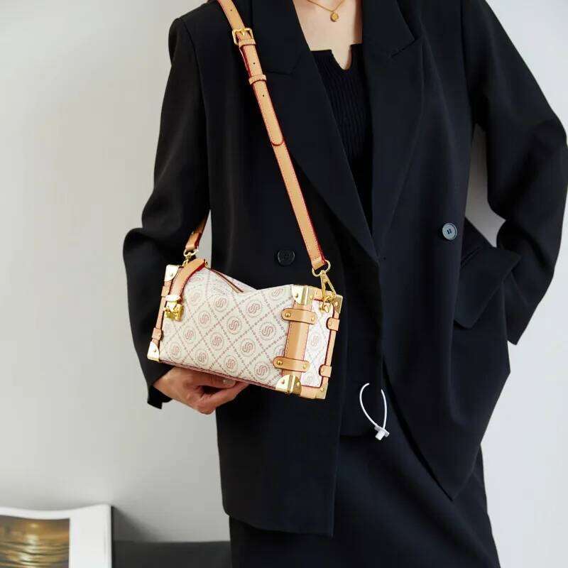 Designer bag Minimalist Casual Simple Messenger Bag For Women Stylish Crossbody Design With Leather Vintage Look And Letter