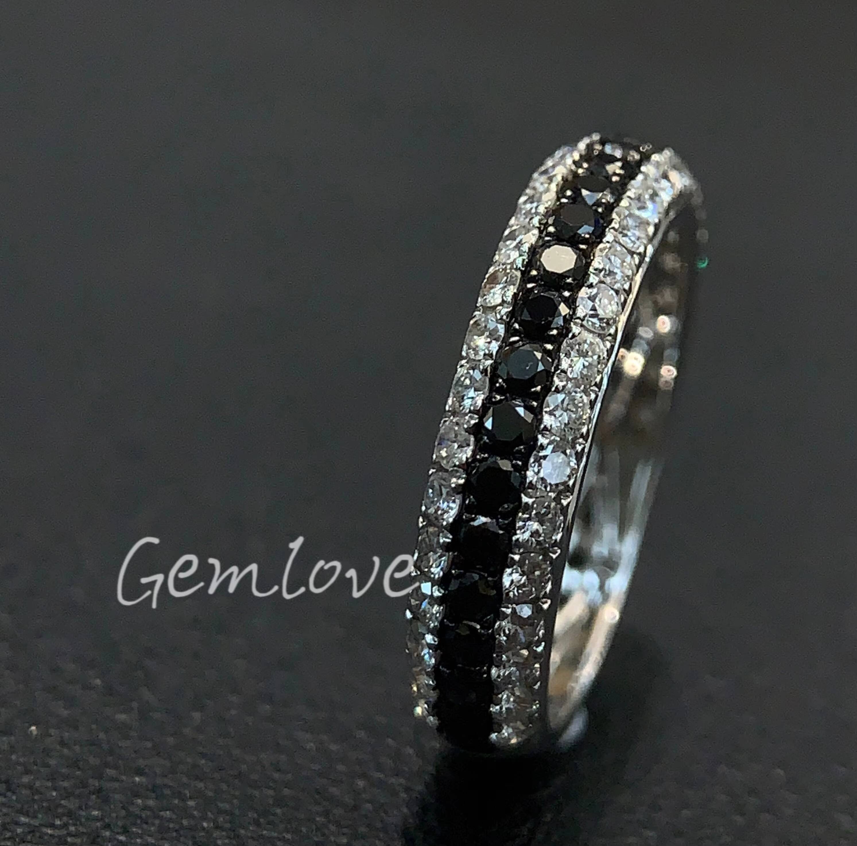 Fashionable unisex 18K gold ring featuring an IGIcertified labgrown roundcut diamond suitable for both men and women