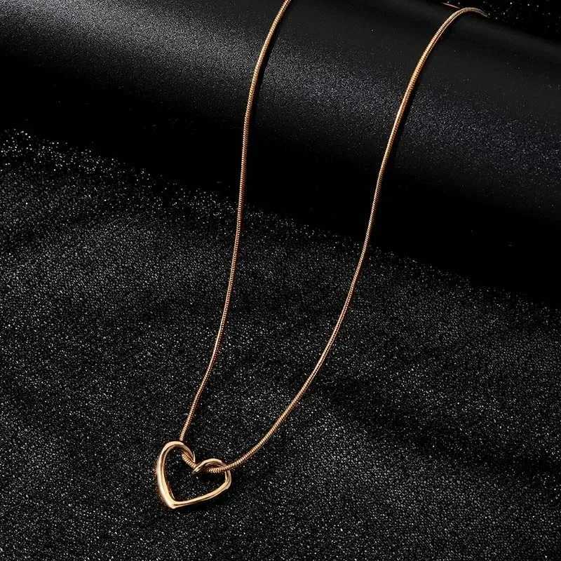 New Simple Hollow Heart Pendant Necklace for Women Fashion Creative Geometric Clavicle Chain Necklaces Party Jewelry GiftXJ251024