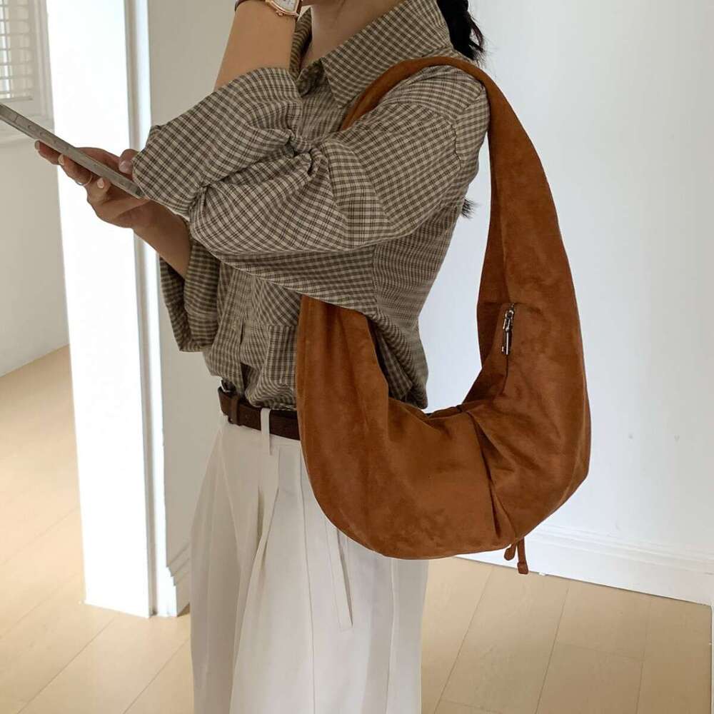New Women's Single Shoulder Autumn Winter Versatile Dumpling Crescent Fashion Solid Color Handheld Suede Bag B5