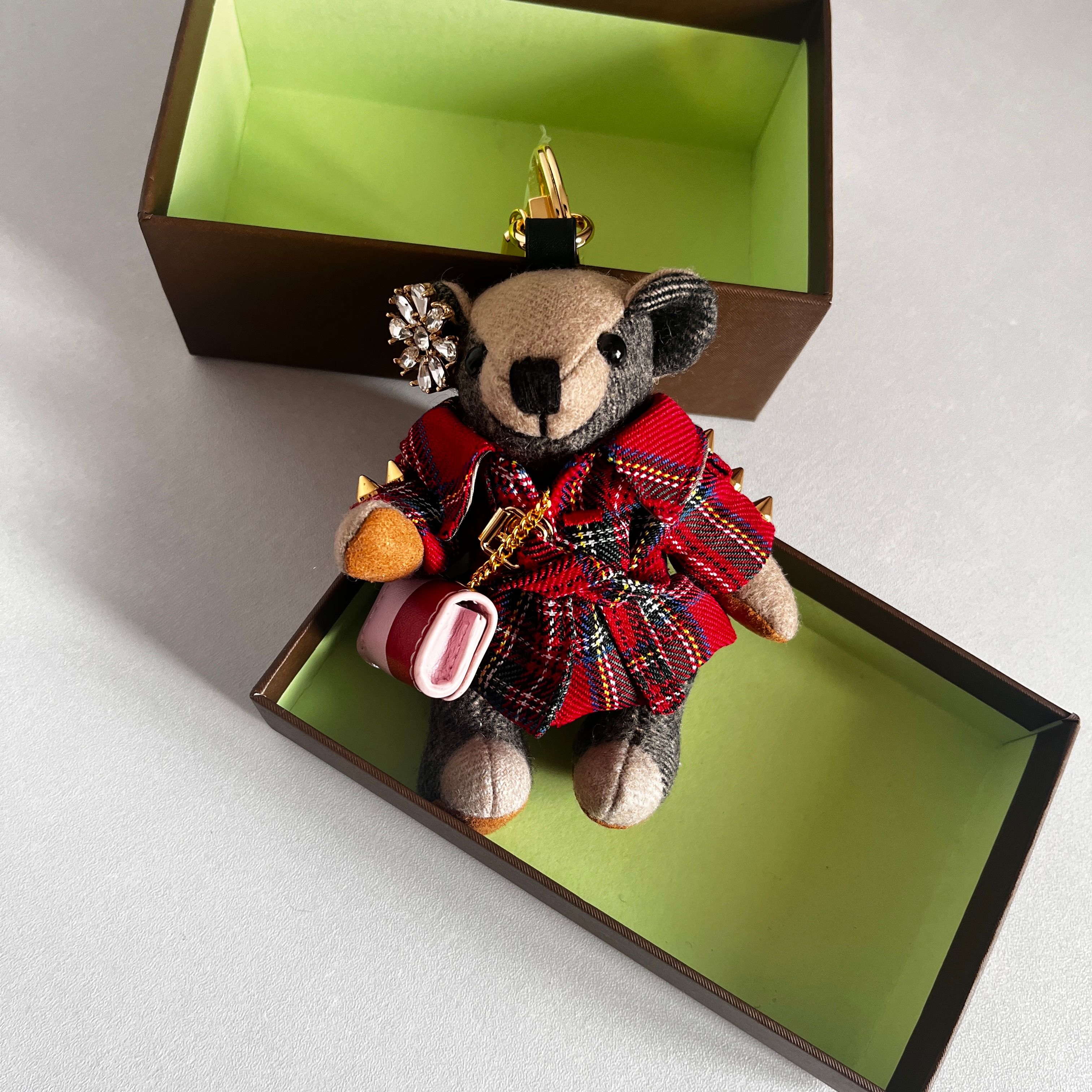 Rings Key chains Luxury Brand Cashmere Teddy Bear Cute Ornament For Bag Charm Accessory Metal Buckle Ring Gift Box Z260627 - view 5