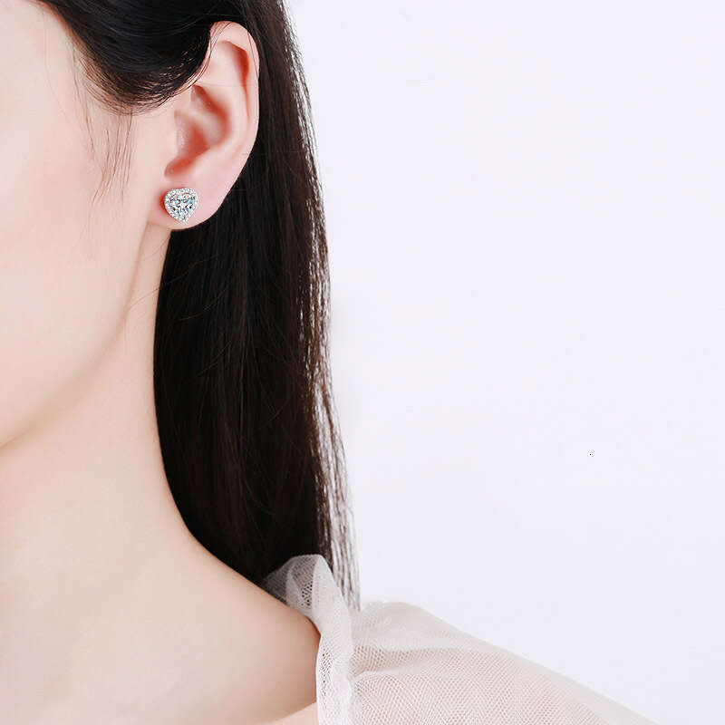 DHCollections-- Sterling Sier for Women Plated PT950 Small and Exquisite Heart-shaped Moissanite Stud Earrings Jewelry