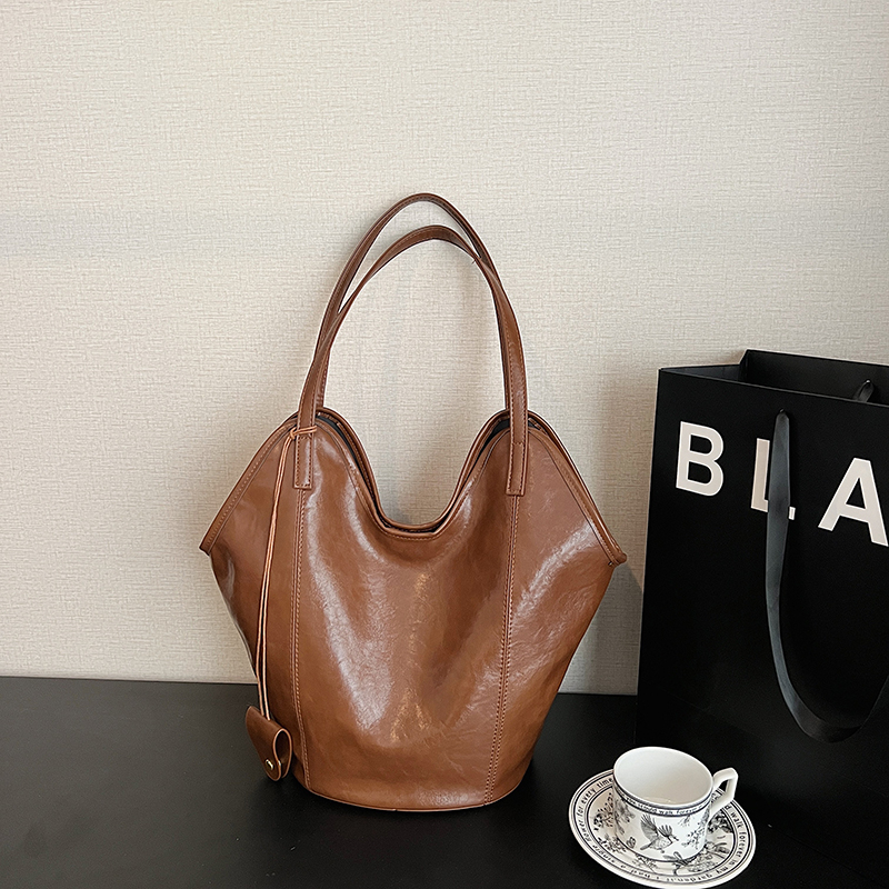 2025 Summer Women's Large Capacity Handheld Shoulder Bag Exquisite Simple Multi functional Outdoor Commuter Crossbody Bag Fashionable Mobile Phon