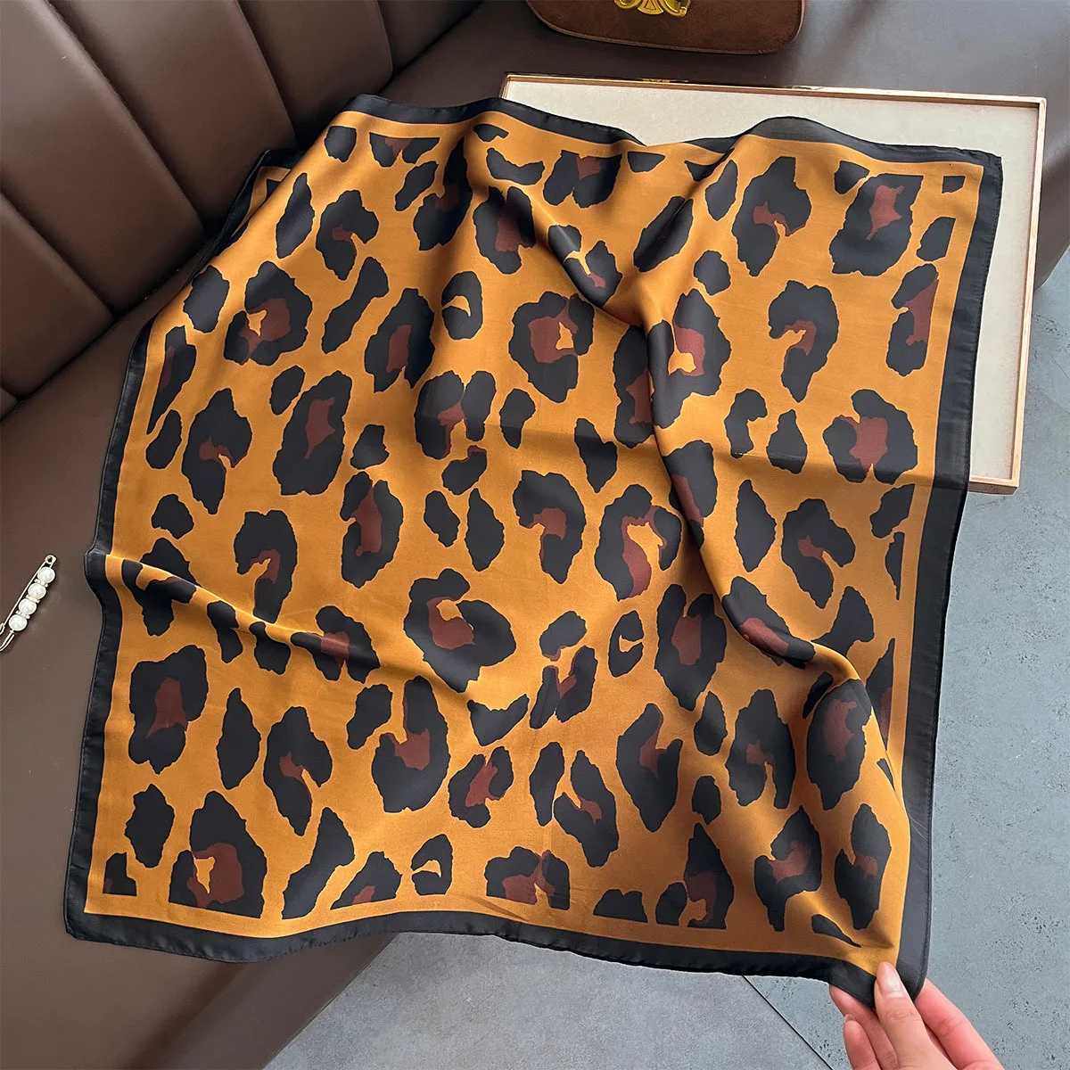 7070cm Leopard Print Silk Square Scarf Wen Scarfs Decorate Neckerchief Decorate Hijab scarf Foard Bandana Neck Tie Y251024