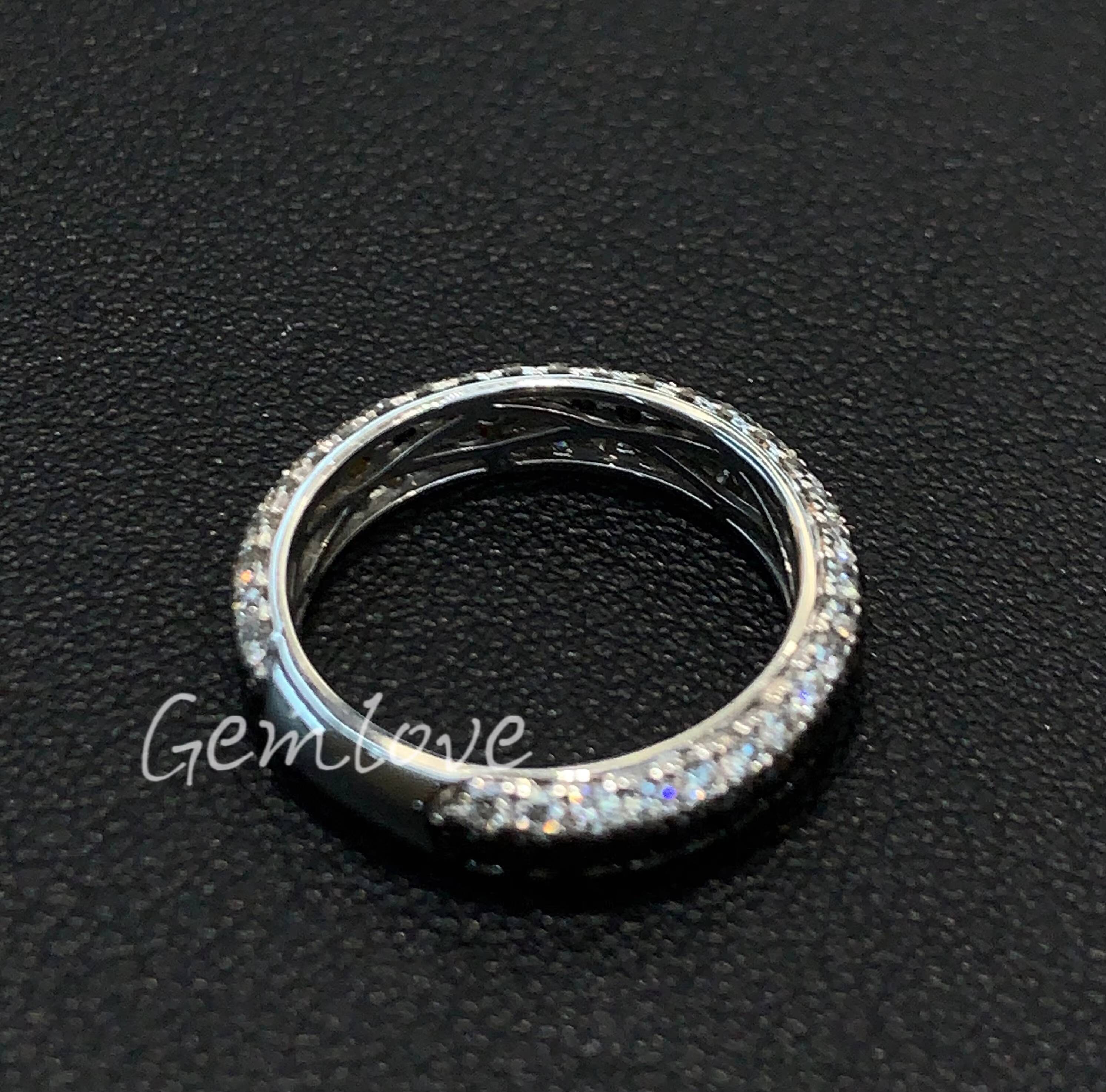 Fashionable unisex 18K gold ring featuring an IGIcertified labgrown roundcut diamond suitable for both men and women