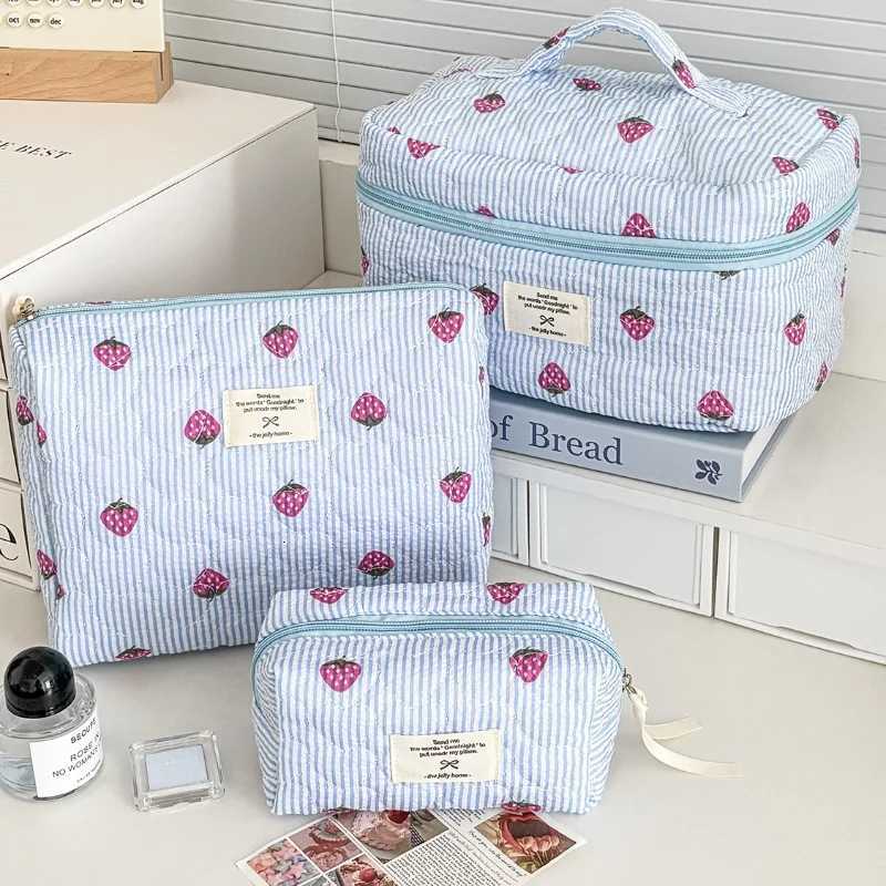 Cute Strawberry Womens Stripe Cosmetic Bags Travel Portable Ladies Clutch Purse Storage Bag Makeup Case Cosmetic OrganizerT251024