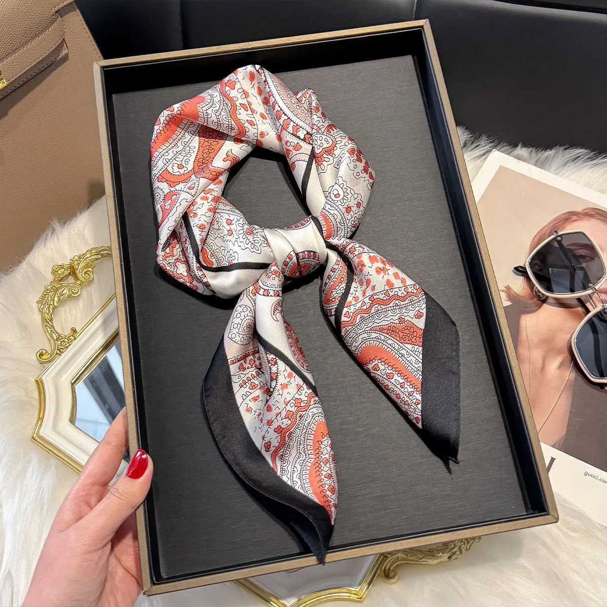 2025 Design Paisley Print 7070cm Square Scarf Wen Soft Satin Haiand Neckerchief Tie Fem band Foard Bag Ribbon Gift Y251024