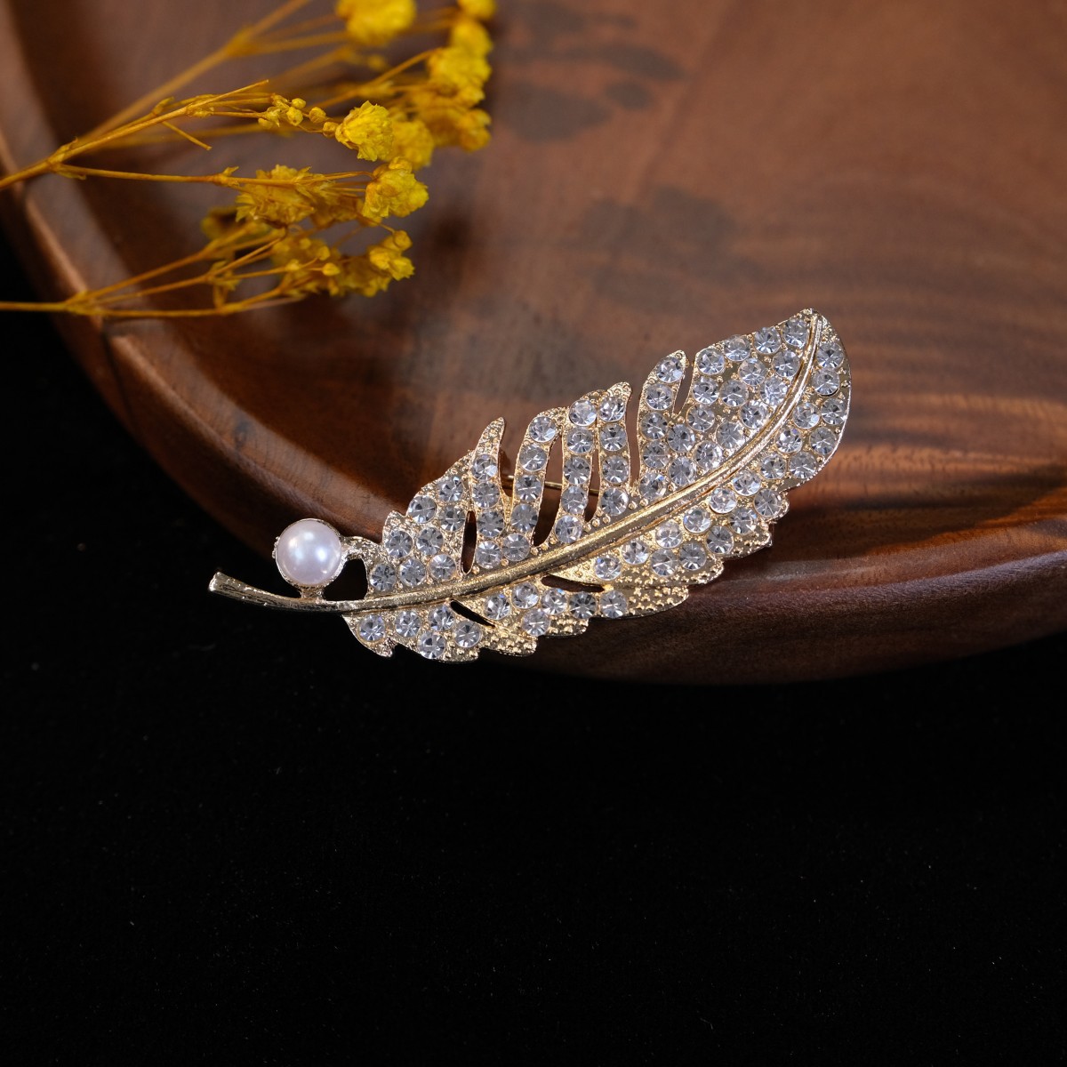 Designer brooch High end niche exquisite elegant feather brooch camellia pearl inlaid diamond brooch Jewelry Pin gift for women free shipping