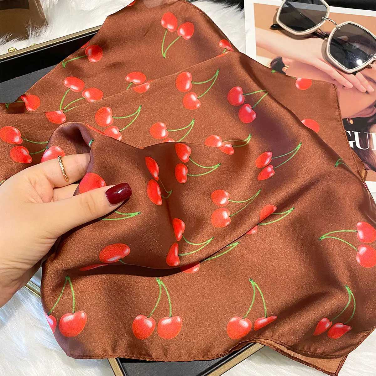 Luxury Print Satin Silk Square Scarf for Wen Shl Hijab Neckerchief Fem ry Hair Ribbon band Fashion Wr Bandana Y251024