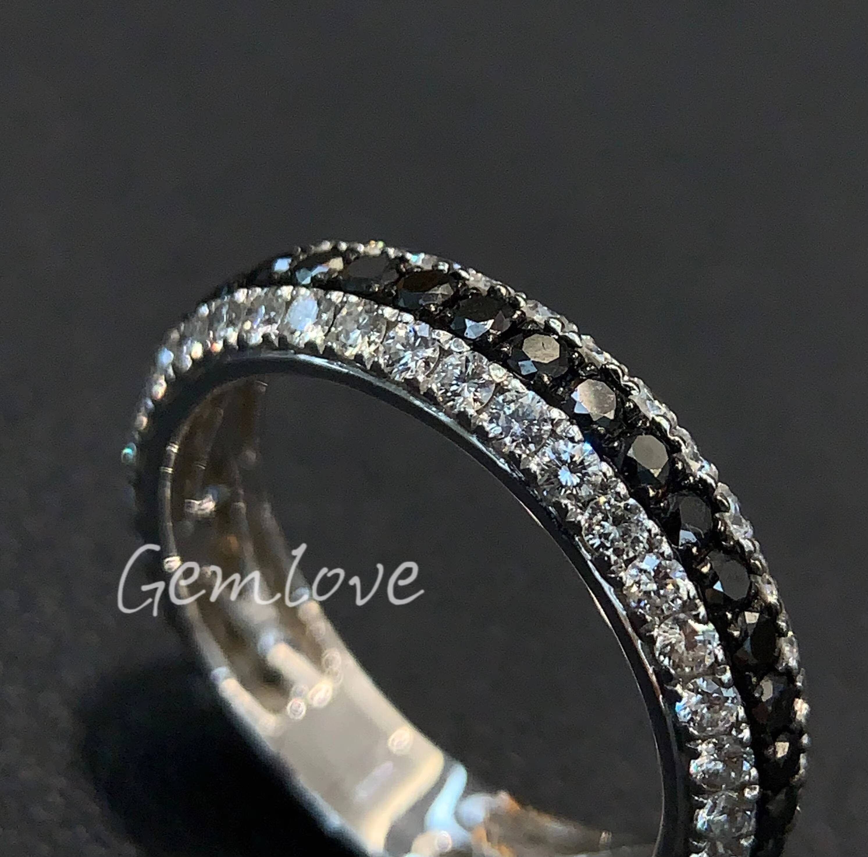 Fashionable unisex 18K gold ring featuring an IGIcertified labgrown roundcut diamond suitable for both men and women