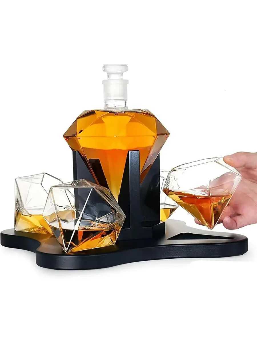 750ML Diamond Shaped Whiskey Decanter with 4 Diamond es and Beautif Mahogany Wooden Holder Y251024