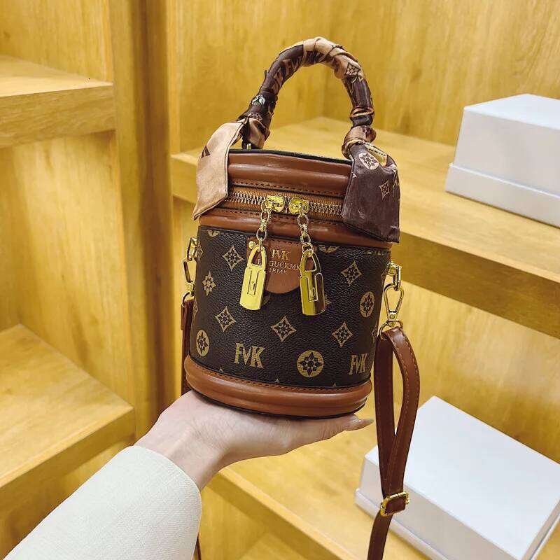 Women's Leather Bucket Designer Zipper Small Handbags Large Capacity Crossbody Shoulder Bag Mobile Zero Wallet B