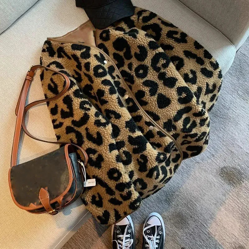 Vintage Leopard Print Winter Warm Coats Female Fashion Lightweight Lamb Wool Jacket Women Casual Loose Plush Short Outerwear 251021